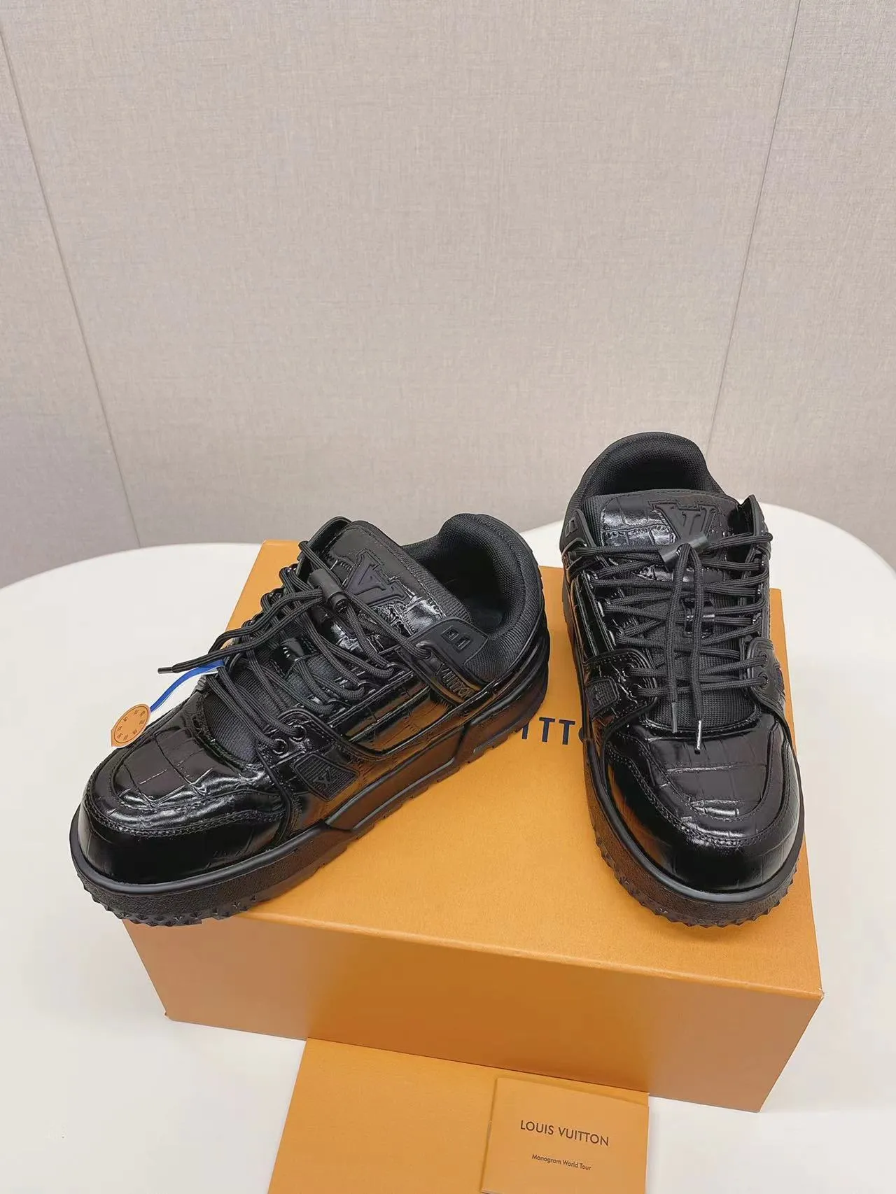 👟👟Ex-factory price 800👟👟 LV casual sneakers, new colors for early spring 2024, amplify the attention of the classic LV Trainer sneakers, and are an extension of inspiration from the 2023 spring and summer men's fashion show. Rubber L.v logos adorn the tongue, sides and back of the shoe. This pair of cute fat version of Trainer has attracted much attention. The three-dimensional and full shoe body is full of childlike fun while being trendy and cool! Size: 38-45